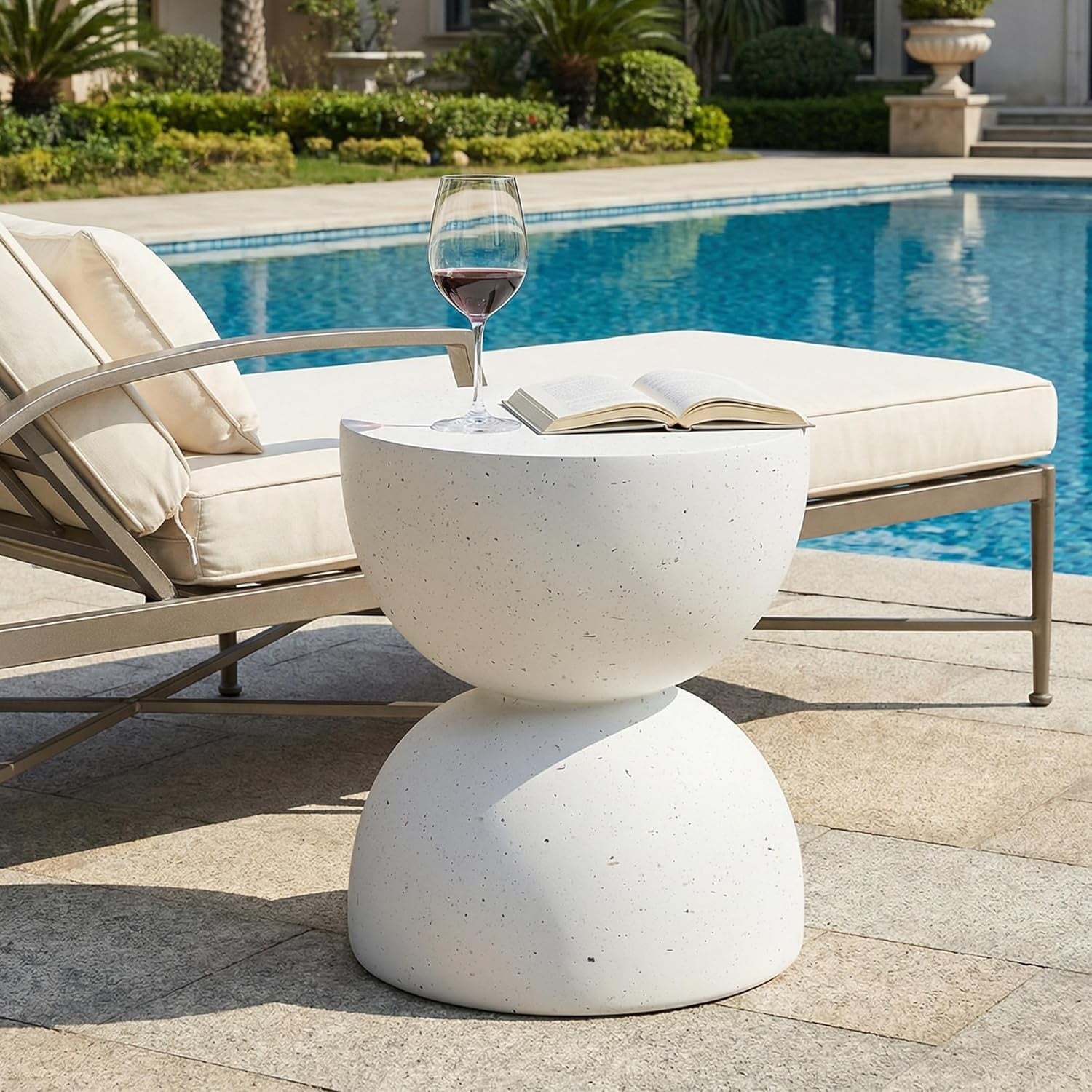 Outdoor-Beistelltisch aus MgO in Terrazzo-Optik, wasserfest und UV-bestandig